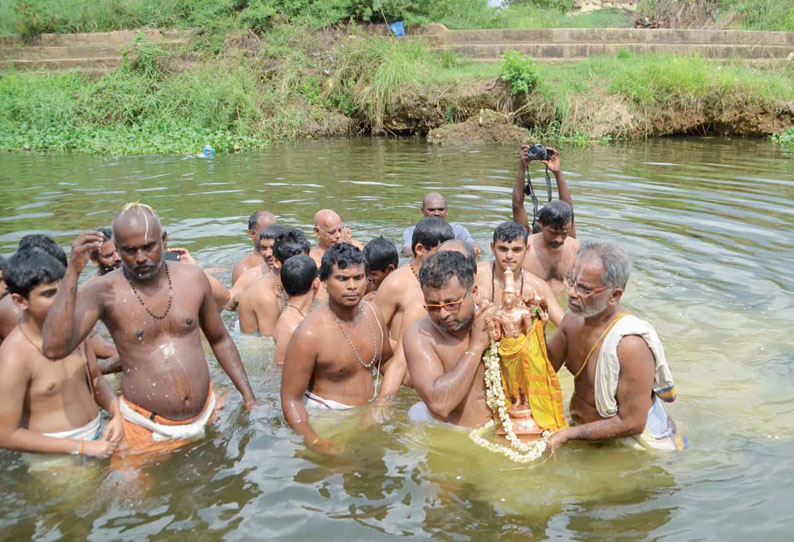 வரதராஜ பெருமாள் கோவிலில் 70 ஆண்டுகளுக்கு பிறகு தாமிரபரணி ஆற்றில் தீர்த்தவாரி