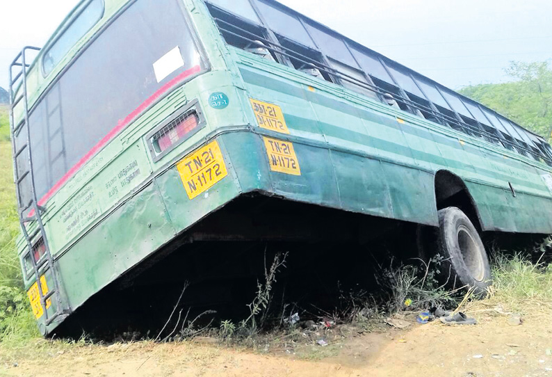 ஒரகடம் அருகே சங்கிலி தொடர் விபத்து ஏரிக்குள் பாய்ந்த அரசு பஸ்; டிரைவர் உள்பட 4 பேர் காயம்