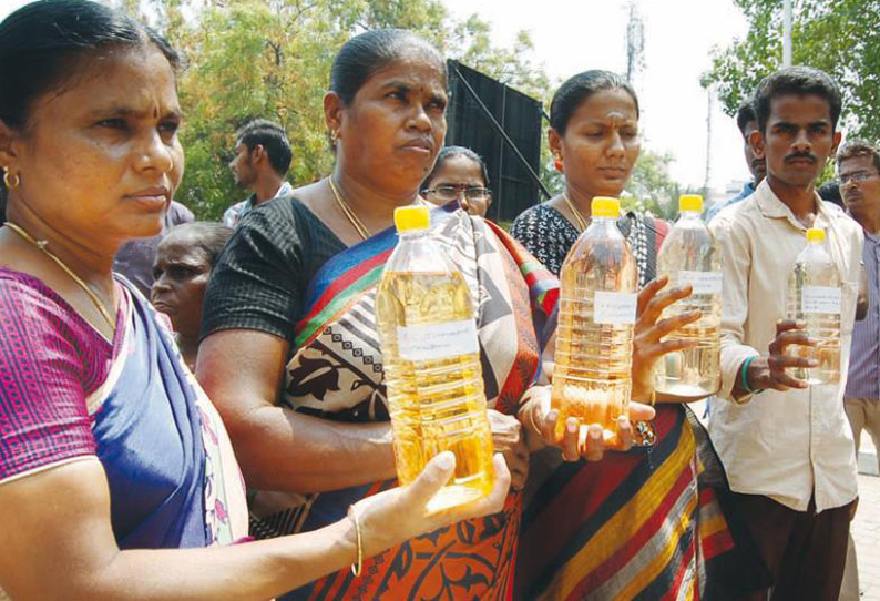 பெருந்துறை சிப்காட்டில் இருந்து வெளியேற்றப்படும் தொழிற்சாலை கழிவுகளால் நிலத்தடிநீர் மாசுபட்டுவிட்டது கலெக்டரிடம் பொதுமக்கள் புகார் மனு