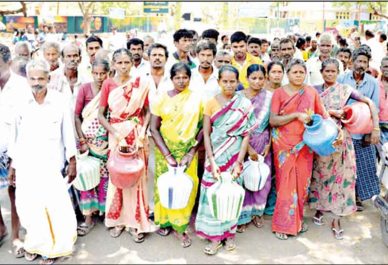 கலெக்டர் அலுவலகத்துக்கு குடிநீர் கேட்டு காலிக்குடங்களுடன் வந்த கிராம மக்கள்