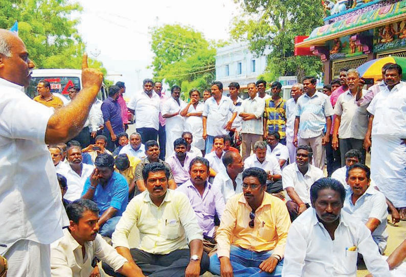 தூத்துக்குடி வர்த்தக சங்க தலைவர் வீட்டில் கல்வீச்சு: போலீஸ் நிலையம் முன்பு வியாபாரிகள் சாலை மறியல்