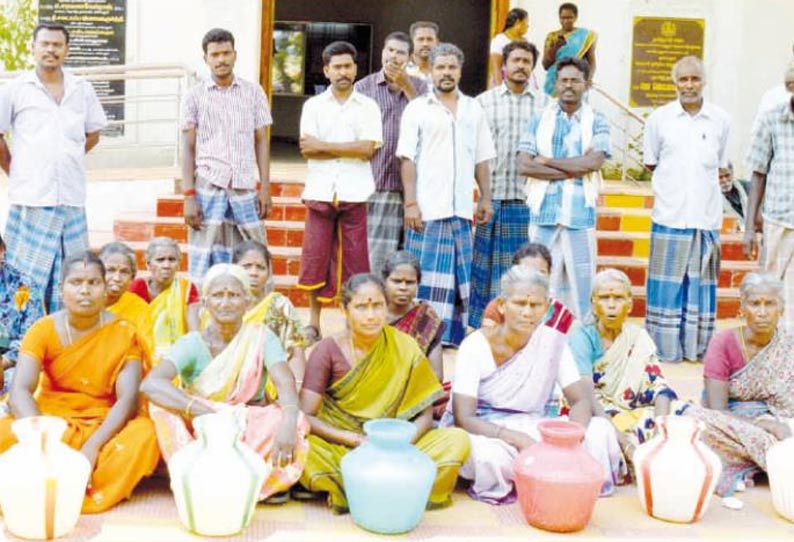 குடிநீர் வினியோகம் செய்யக்கோரி ஊராட்சி ஒன்றிய அலுவலகத்தை காலிக்குடங்களுடன் பொதுமக்கள் முற்றுகை