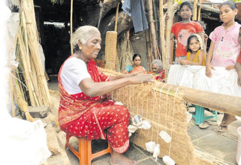 இப்படியும் வாழ்கிறார்கள்: நடைபாதையில் தங்கி, மூங்கில் பாய் பின்னும் தனக்கோடி