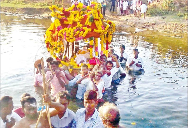 இறந்தவர் உடலை கழுத்தளவு தண்ணீரில் சுடுகாட்டுக்கு எடுத்து சென்ற அவலம்