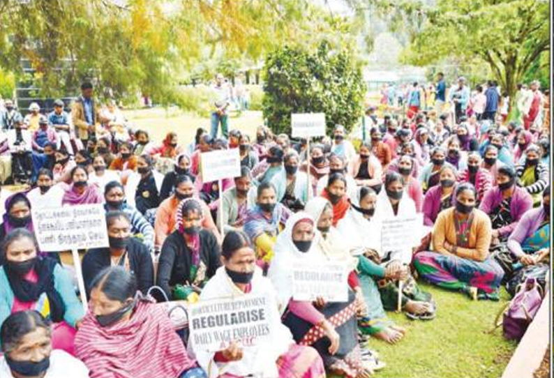 ஊட்டி அரசு தாவரவியல் பூங்காவில் 6-வது நாளாக நீடிப்பு, வாயில் கருப்பு துணி கட்டி தினக்கூலி பணியாளர்கள் போராட்டம்