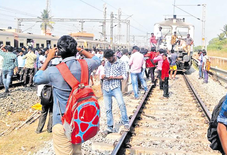 ரெயில்கள் தாமதமாக வருவதை கண்டித்து மறியலில் ஈடுபட்ட பயணிகள் போக்குவரத்து பாதிப்பு