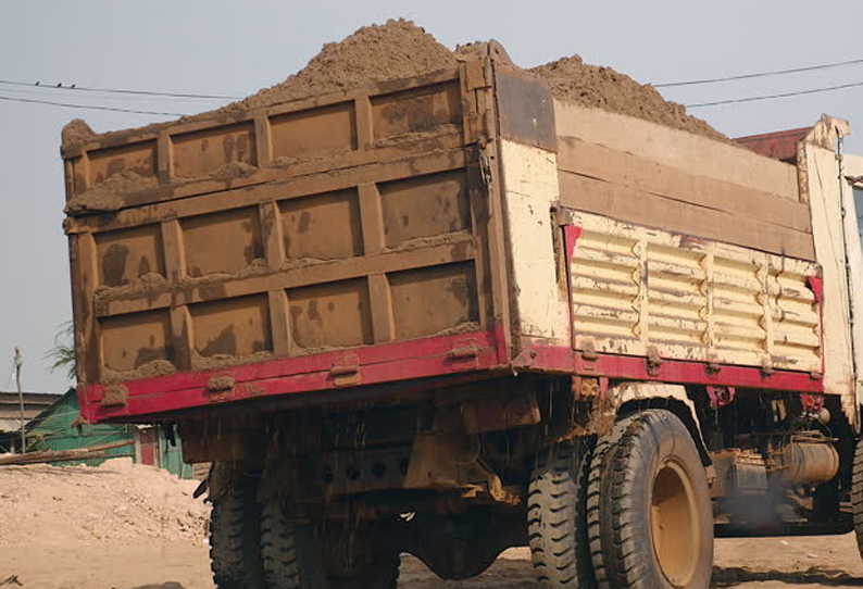 மணல் கடத்தலை தடுக்க முயன்ற வருவாய் ஆய்வாளரை லாரி ஏற்றி கொல்ல முயற்சி