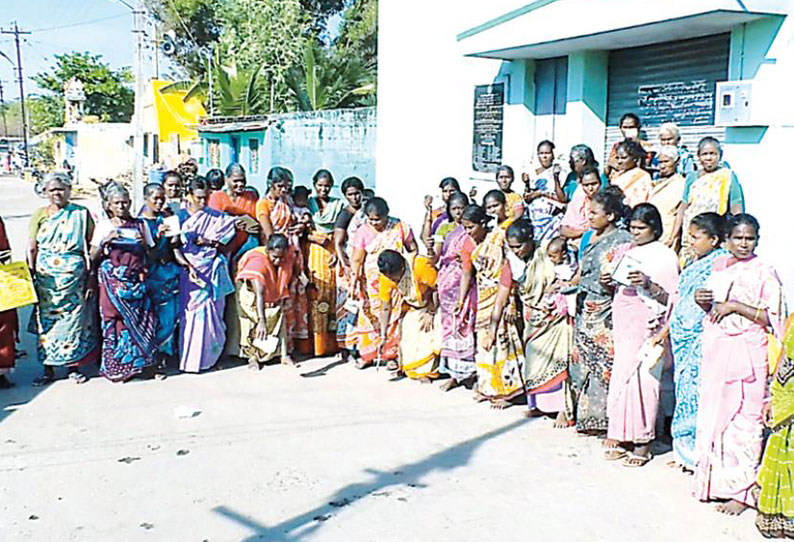கள்ளக்குறிச்சியில் ரேஷன் கடையை முற்றுகையிட்டு பெண்கள் போராட்டம்