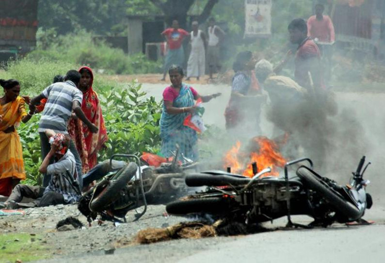 மேற்கு வங்காளத்தில் பஞ்சாயத்து தேர்தல் வன்முறை களமானது, 13 பேர் உயிரிழப்பு; மம்தா மீது எதிர்க்கட்சிகள் பாய்ச்சல்