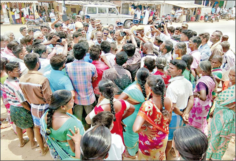 புளியம்பட்டியில் ஊராட்சி அலுவலகம் கட்ட எதிர்ப்பு: 4 பேர் தீக்குளிக்க முயன்றதால் பரபரப்பு