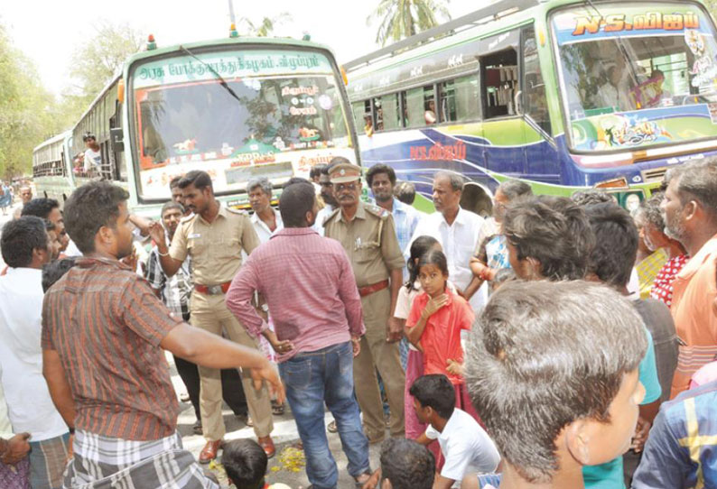 ராதாபுரம் ஊராட்சியில் சுடுகாட்டிற்கு சாலை வசதி கேட்டு பொதுமக்கள் சாலை மறியல்