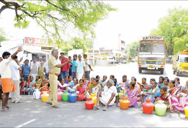 தாரமங்கலத்தில் குடிநீர் கேட்டு காலிக்குடங்களுடன் பொதுமக்கள் சாலைமறியல்