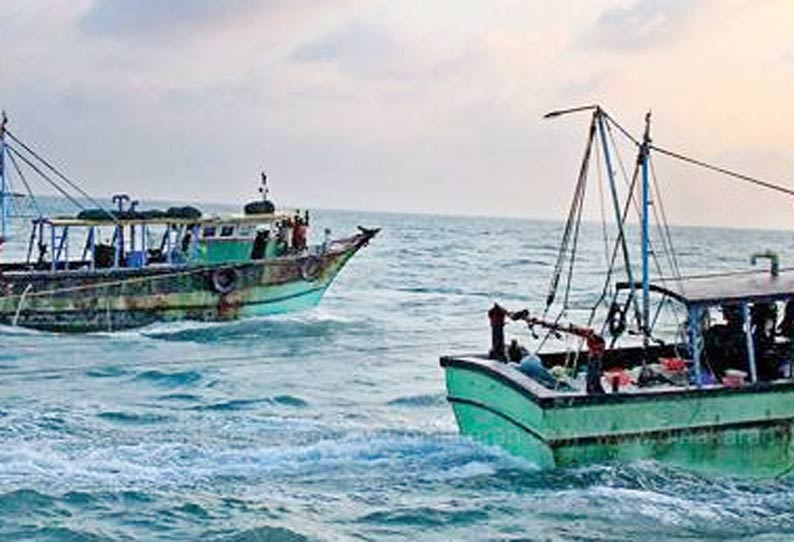 கடலில் பலத்த காற்று: நாட்டுப்படகு கவிழ்ந்து 4 மீனவர்கள் தத்தளிப்பு