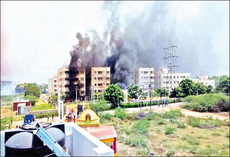 தூத்துக்குடியில் ஸ்டெர்லைட் ஆலை ஊழியர்கள் குடியிருப்புக்கு தீவைப்பு 40 இருசக்கர வாகனங்கள்–20 கார்கள் சேதம்