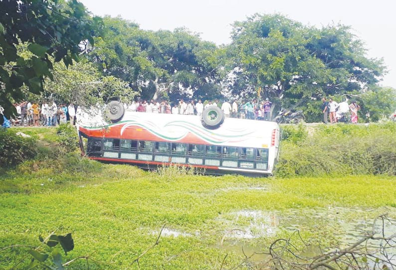 தேன்கனிக்கோட்டை அருகே ஏரியில் பஸ் கவிழ்ந்தது 12 பயணிகள் படுகாயம்