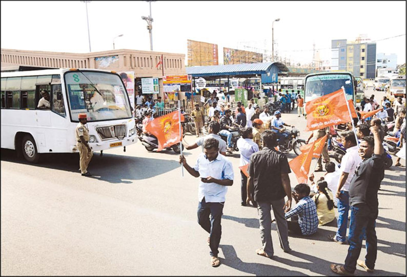 ஸ்டெர்லைட் ஆலைக்கு எதிரான போராட்டத்தில் துப்பாக்கி சூட்டை கண்டித்து பல இடங்களில் சாலை மறியல்