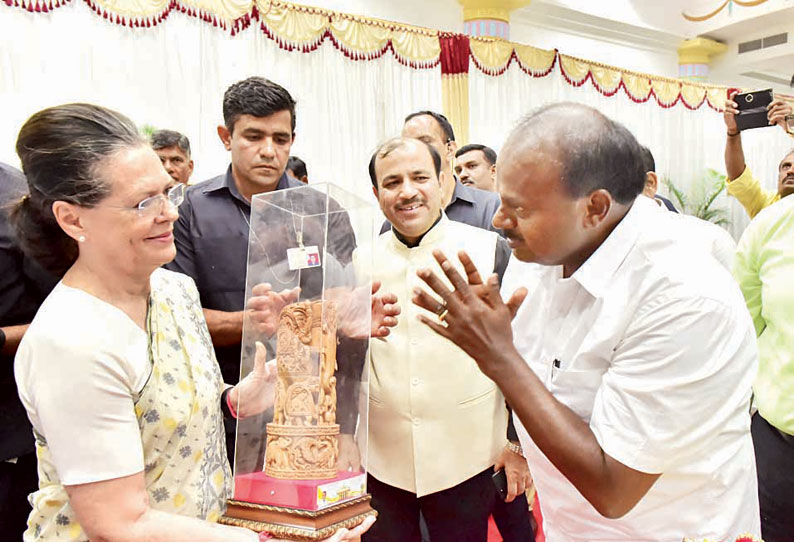 காங்கிரஸ் எம்.எல்.ஏ.க்களுடன் சோனியா காந்தி ஆலோசனை கூட்டணி ஆட்சிக்கு பங்கம் வராமல் செயல்படுமாறு அறிவுரை