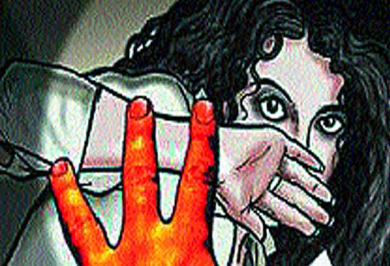 கோவாவில் காதலன் கண்முன்னே இளம்பெண் கற்பழிப்பு 3 பேர் கைது