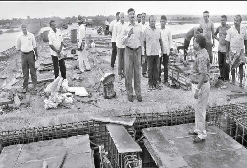 வண்டல்-அவரிக்காடு பாலம் கட்டும் பணிகளை விரைந்து முடிக்க வேண்டும் - கலெக்டர் உத்தரவு