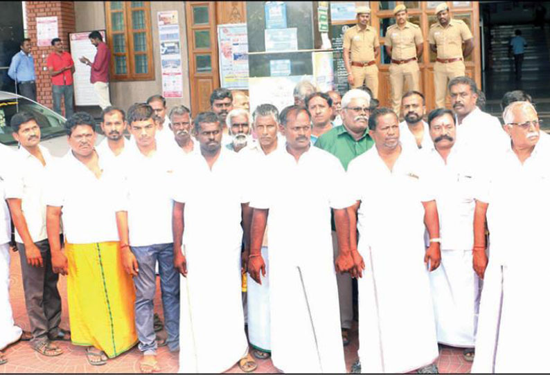 பணம் கேட்டு மிரட்டுபவர்கள் மீது நடவடிக்கை எடுக்க வேண்டும் கலெக்டரிடம் பொதுமக்கள் மனு