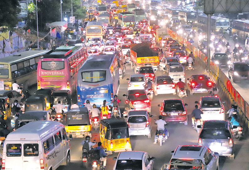 கோயம்பேட்டில் இருந்து சிறப்பு பஸ்கள் இயக்கப்பட்டன போக்குவரத்து நெரிசலால் பொதுமக்கள் அவதி