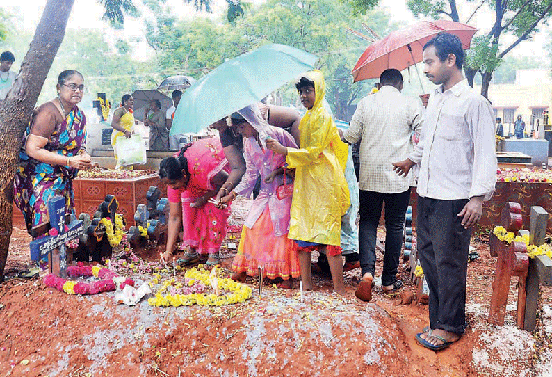 தஞ்சையில், கல்லறை திருநாள் நிகழ்ச்சி மழையில் நனைந்தபடி ஏராளமான கிறிஸ்தவர்கள் பங்கேற்பு