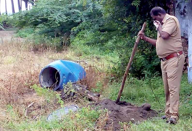 காமநாயக்கன்பாளையத்தில் பூட்டிய வீட்டிற்குள் இருந்த பேரலில் அழுகிய நிலையில் பெண் பிணம்- கொலை செய்து மறைத்து வைத்த ஆசாமியை போலீசார் தேடுகின்றனர்