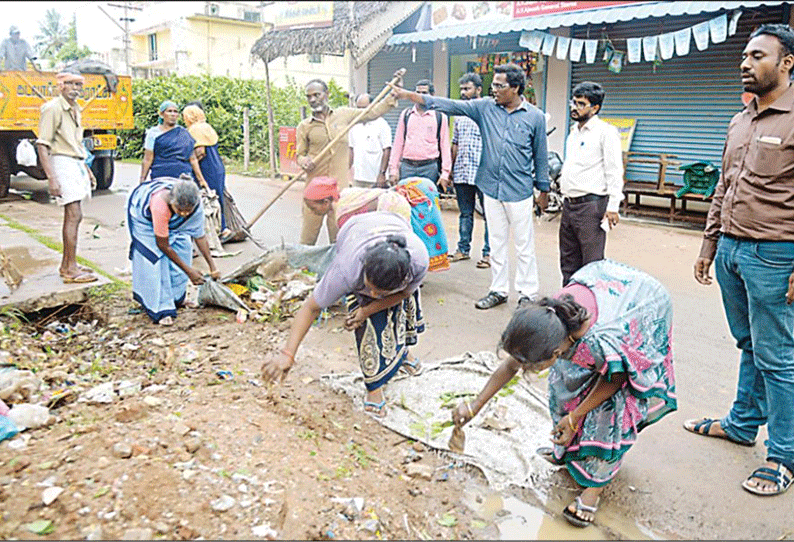 நகராட்சிகளின் மண்டல இயக்குனர் உத்தரவு எதிரொலி: கடலூரில், 300 தொழிலாளர்கள் துப்புரவு பணி