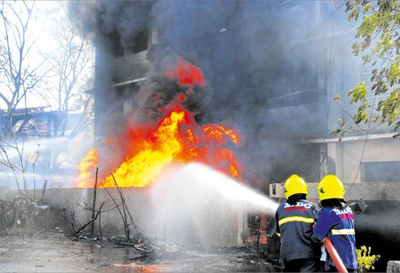 ரசாயன தொழிற்சாலையில் பயங்கர தீ; 4 பேர் காயம் புகை மூட்டத்தால் ரெயில் சேவை பாதிப்பு