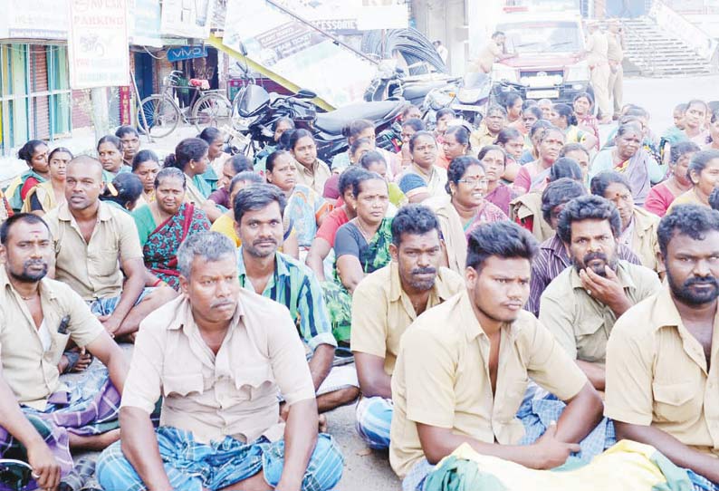 தீபாவளி போனஸ் கேட்டு சேலத்தில் துப்புரவு பணியாளர்கள் தர்ணா போராட்டம்