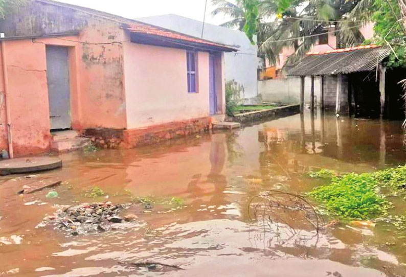 தூத்துக்குடி அருகே கோரம்பள்ளம் குளத்தின் மதகை திறந்த மர்மநபர் குடியிருப்பு பகுதிகளில் தண்ணீர் சூழ்ந்தது