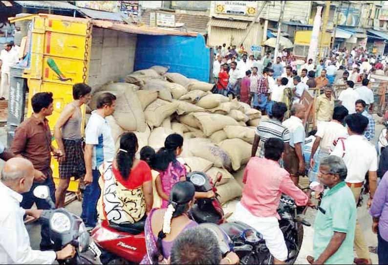 நாகல்நகர் மேம்பாலத்தில் டயர் வெடித்து லாரி கவிழ்ந்தது