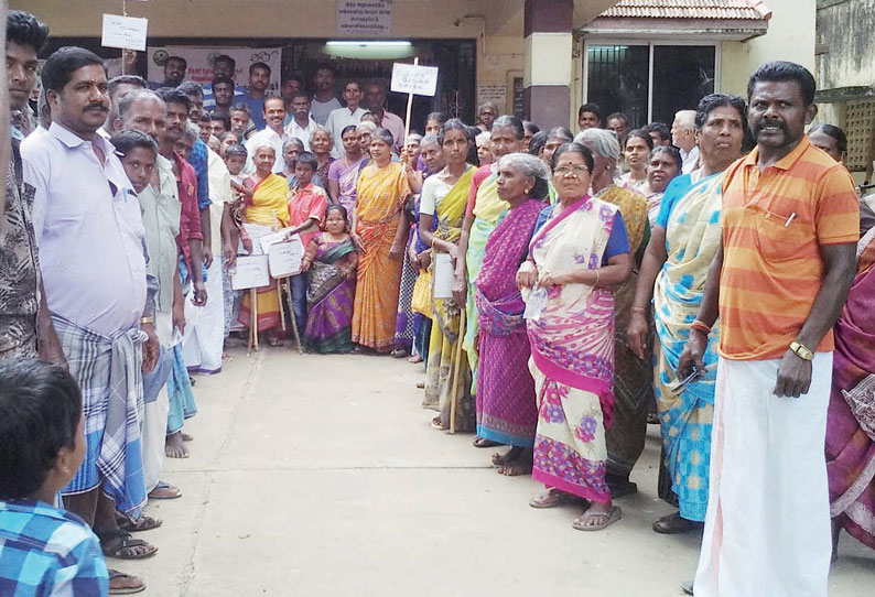 சிவகிரி நகர பஞ்சாயத்து அலுவலகத்தில் பொதுமக்கள் ஆர்ப்பாட்டம் அடிப்படை வசதிகள் செய்துதர கோரிக்கை