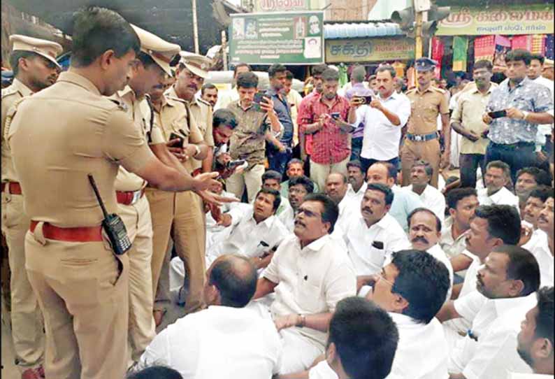 பேனர்கள் வைக்க அனுமதி மறுப்பு: ஆண்டிப்பட்டியில் தங்கதமிழ்செல்வன் சாலை மறியல்