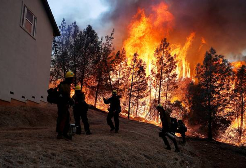 உலகச் செய்திகள்!  - Page 69 201811100246363751_The-wildfire-spreads-rapidly-in-the-United-States-_SECVPF