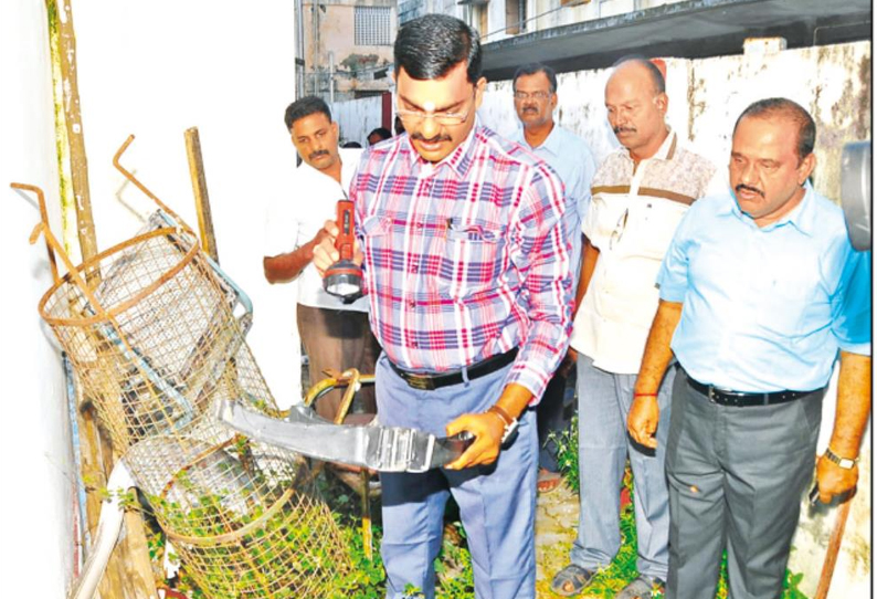 டெங்கு காய்ச்சல் பரவுவதை தடுக்க நாகையில் தூய்மைப்பணி கலெக்டர் ஆய்வு