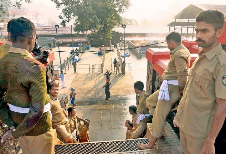 போலீஸ் கெடுபிடி உள்ளிட்ட பிரச்சினைகளால் வெறிச்சோடிய அய்யப்பன் கோவில்