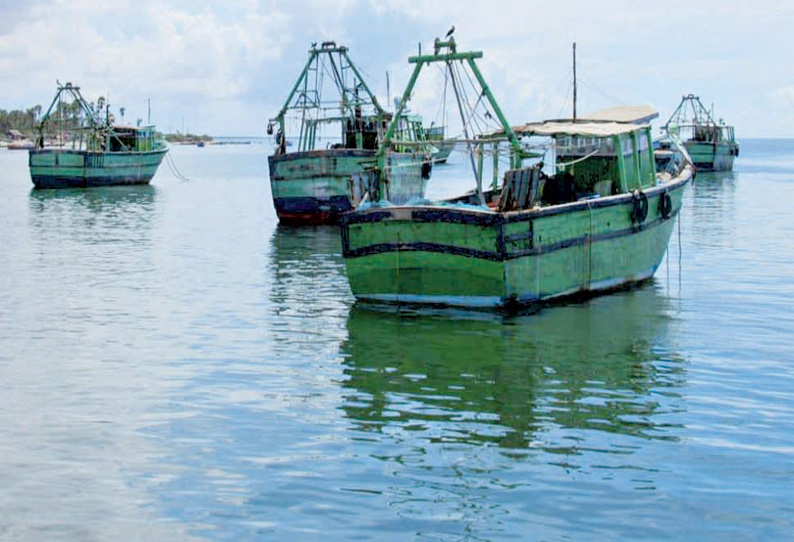 இலங்கை கடற்படையால் ராமேசுவரம் மீனவர்கள் விரட்டியடிப்பு