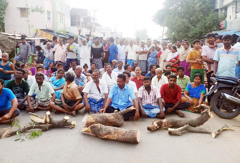 மணப்பாறை பகுதியில் குடிநீர், மின்சாரம் கேட்டு 2 இடங்களில் பொதுமக்கள் சாலை மறியல்