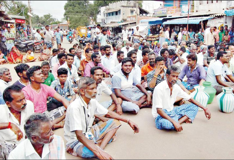 சேதமடைந்த வீடுகளுக்கு நிவாரணம் வழங்கக்கோரி கிராம மக்கள் சாலை மறியல்