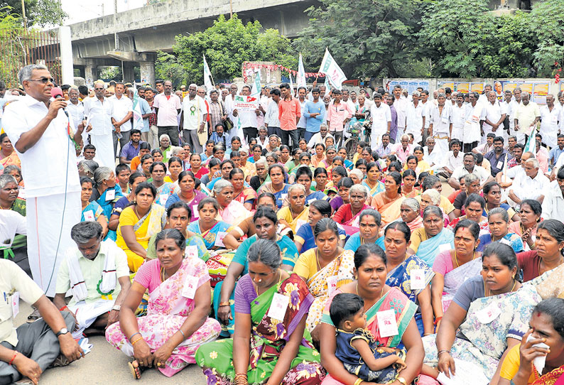 கோட்டையை முற்றுகையிடும் போராட்டம்: பால் உற்பத்தியாளர்கள் 300 பேர் கைது