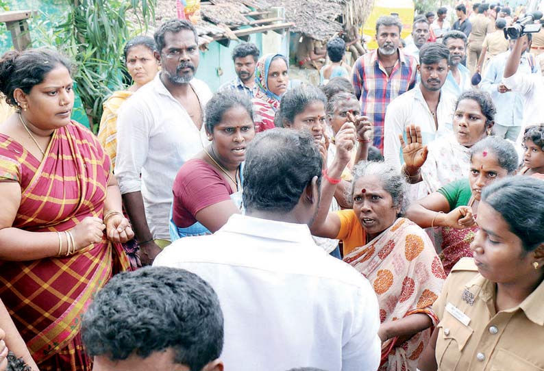 புயல் நிவாரண பொருட்கள் கிடைக்காமல் குடிசைவாசி பெண்கள் விரக்தி அ.தி.மு.க. நிர்வாகிகளிடம் வாக்குவாதம்