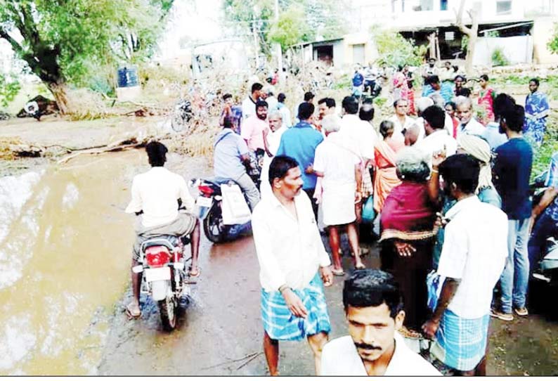 மணப்பாறை பகுதியில் குடிநீர், மின்வசதி கோரி 3 இடங்களில் பொதுமக்கள் சாலை மறியல்