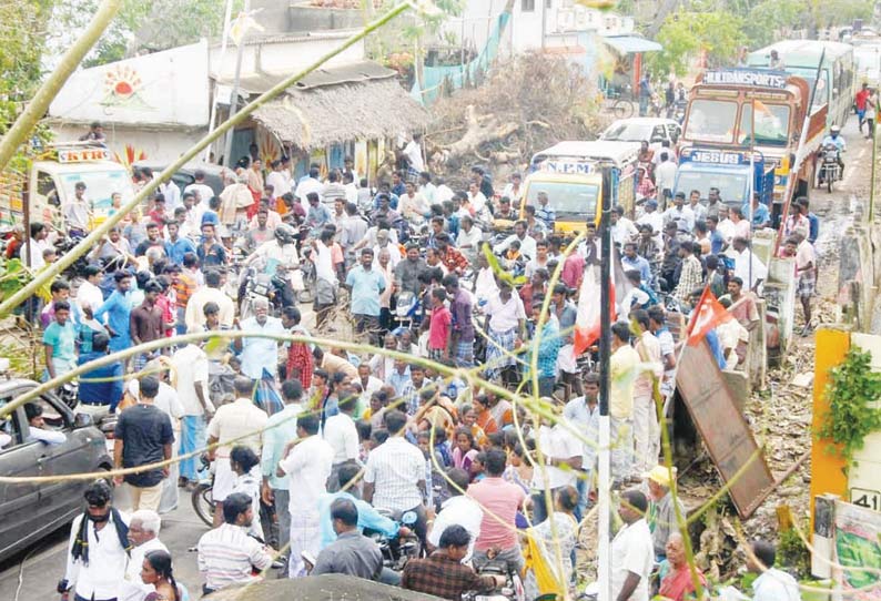 கஜா புயல் பாதிப்பை பார்வையிட அதிகாரிகள் வராததை கண்டித்து பொதுமக்கள் சாலை மறியல்