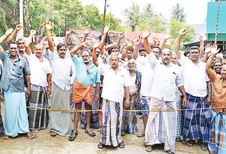 கஜா புயலால் பாதிக்கப்பட்ட பகுதிகளில் மின்சாரம்- குடிநீர் வழங்க கோரி சாலை மறியல்