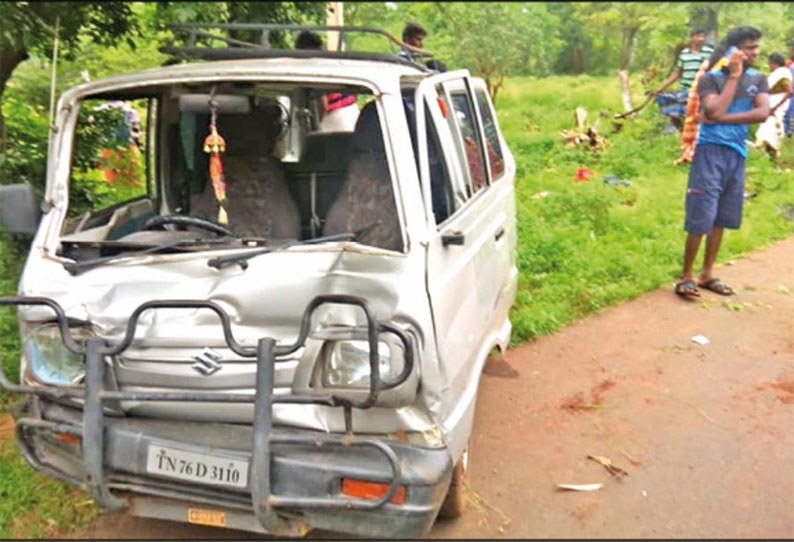 கார்-மொபட் மோதல்: ஒரே குடும்பத்தை சேர்ந்த 4 பேர் பலி கடையம் அருகே பரிதாபம்