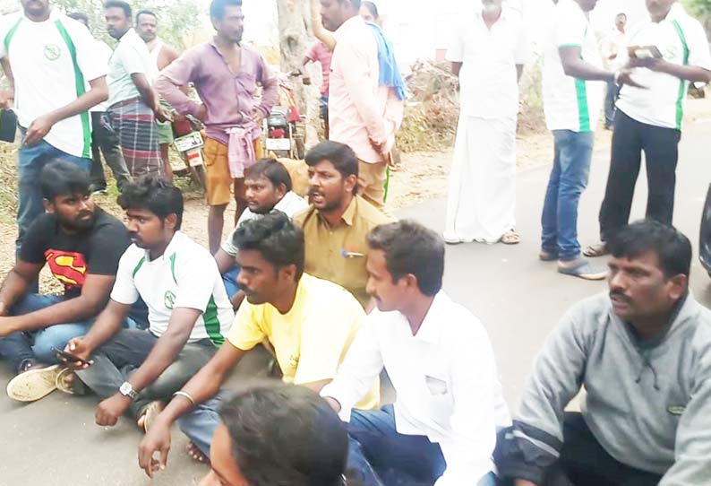 புயல் நிவாரணம் வழங்குவதை தடுத்த அ.தி.மு.க.வினர் தொண்டு நிறுவனத்தினர் சாலை மறியலால் பரபரப்பு