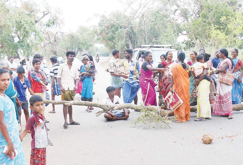 7 நாட்களாக இருளில் தவிப்பு: துவரங்குறிச்சியில் மின்சாரம் கோரி பொதுமக்கள் சாலை மறியல்