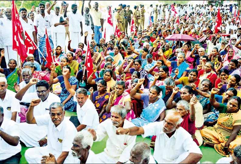 பயிர் காப்பீடு தொகை வழங்காததை கண்டித்து - விவசாயிகள் காத்திருப்பு போராட்டம்