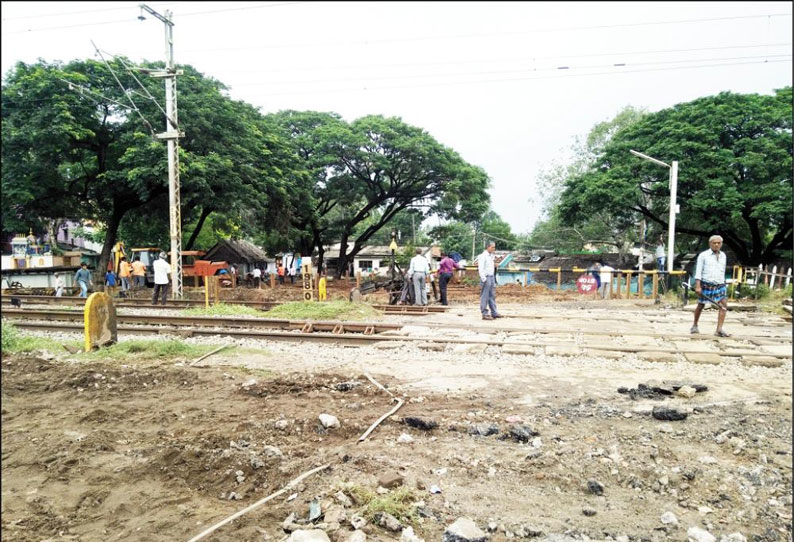 வாணியம்பாடியில் பாலம் கட்டும் பணி முடங்கியதால் மூடப்பட்ட ரெயில்வே கேட் திறக்கப்படுகிறது சிக்னல்கள் சீரமைக்கும் பணி தீவிரம்